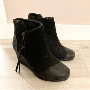 TOMS black textured desert wedge boots
